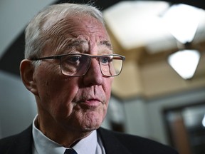 Le ministre de la Défense nationale, Bill Blair, s'adresse aux journalistes alors qu'il arrive à une réunion du Cabinet fédéral à Ottawa, le lundi 7 octobre 2024.