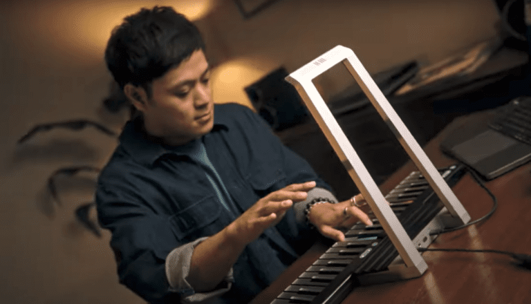 Le Roli Airwave est un outil pédagogique de clavier de haute technologie inspiré du thérémine