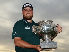 Dan Bradbury, d'Angleterre, pose avec le trophée après avoir remporté le FedEx Open de France 2024 au Golf National le 13 octobre 2024 à Guyancourt, France.