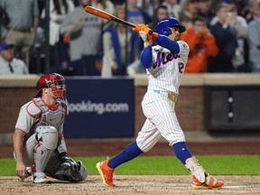 Francisco Lindor des Mets poursuit un home run du Grand Chelem contre les Phillies lors de la sixième manche du quatrième match de la série éliminatoire de la Ligue nationale à New York, le mercredi 9 octobre 2024.