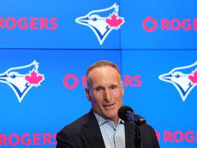 Le président des Blue Jays de Toronto, Mark Shapiro, et le directeur général Ross Atkins n’ont pas de réponses, seulement de l’optimisme