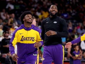 Bronny James (à gauche) et LeBron James #23 des Los Angeles Lakers s'échauffent avant le match contre les Phoenix Suns.