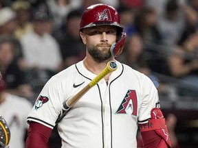 Christian Walker des Diamondbacks de l'Arizona réagit après un appel de terrain contre les Padres de San Diego lors de la première manche d'un match de baseball, le dimanche 29 septembre 2024, à Phoenix.