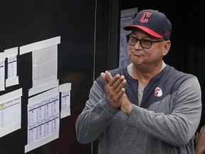 DOSSIER – Terry Francona, manager des Cleveland Guardians, applaudit lors d'une vidéo d'hommage avant le match de baseball de l'équipe contre les Reds de Cincinnati, le mercredi 27 septembre 2023, à Cleveland. Terry Francona a été embauché pour diriger les Reds de Cincinnati, de retour dans les ligues majeures un an après avoir démissionné à Cleveland pour raisons de santé. Une personne proche du dossier a confirmé cette décision jeudi 3 octobre 2024 sous couvert d'anonymat car les Reds n'avaient pas annoncé la décision.