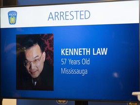 Une photo de Kenneth Law, un Ontarien accusé d'avoir vendu une substance mortelle en ligne, est présentée lors d'une conférence de presse, à Mississauga, en Ontario, le mardi 29 août 2023.