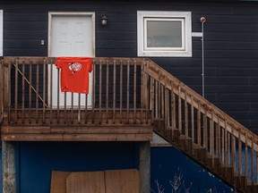 Une chemise Chaque enfant compte est posée sur une rampe pour la Journée de la vérité et de la réconciliation à Inuvik, dans les Territoires du Nord-Ouest, le lundi 30 septembre 2024.