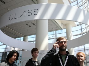 Un participant essaie les Google Glass lors de la conférence des développeurs Google I/O à San Francisco, Californie, 2013.