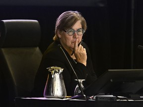 La commissaire juge Marie-Josée Hogue écoute lors de la Commission sur l'ingérence étrangère à Ottawa, le mercredi 18 septembre 2024.