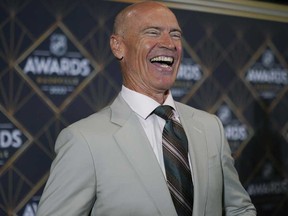 L'ancien joueur de hockey Mark Messier rit sur le tapis rouge lors d'une entrevue avant la remise des prix de la LNH, le lundi 26 juin 2023, à Nashville, au Tennessee.