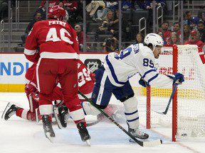 Nick Robertson brille des deux côtés alors qu’Anthony Stolarz et les Leafs blanchissent les Red Wings