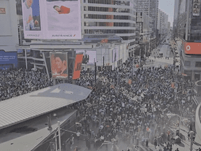 PREMIÈRE LECTURE : Les foules enthousiastes qui se sont rassemblées dans les villes canadiennes pour célébrer le 7 octobre