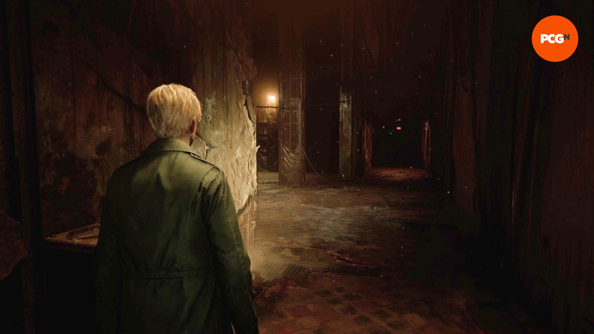 Revue du remake de Silent Hill 2 : James Sunderland marche dans un couloir sombre dans le remake de Silent Hill 2.