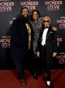 NEW YORK, NEW YORK - 02 OCTOBRE : (LR) Questlove, Michelle Obama et Janelle Monáe assistent en tant qu'hôte Audible et Higher Ground à « The Wonder Of Stevie" Événement à CultureCon le 2 octobre 2024 à New York. (Photo de Jason Mendez/Getty Images pour Audible)