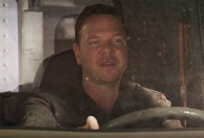 Saison 5, épisode 3 — Jim Parrack à la sortie de Grace