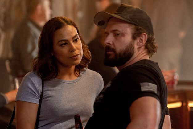 Toni Trucks, star de « SEAL Team », réagit à la finale de la série, se terminant pour Davis