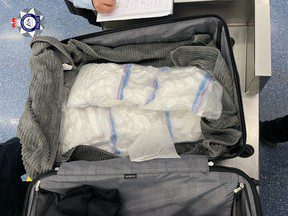 Un Canadien arrêté à la frontière australienne après la découverte de 15 kilos de méthamphétamine dans sa valise