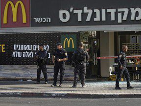 Un agent de la police des frontières tué et 10 blessés dans une attaque terroriste en Israël