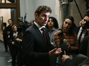 Le député libéral Yvan Baker s'adresse aux journalistes avant une réunion du caucus libéral sur la Colline du Parlement à Ottawa, le mercredi 9 octobre 2024.