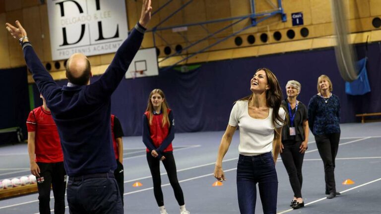 Les jeans serrés : un symbole de classe ? Retour en force de la tendance portée par les royales.