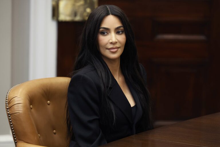 Kim Kardashian transforme son style pour adopter une apparence plus professionnelle en vue de l'examen du barreau