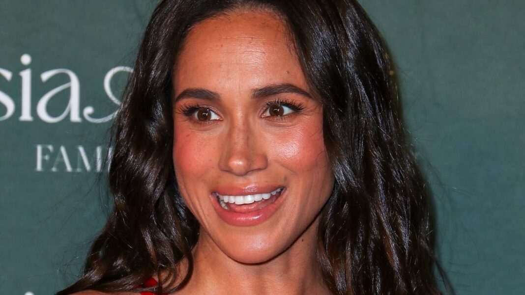 Meghan Markle opte pour des vagues boho et un look naturel lors d'un gala à Los Angeles.