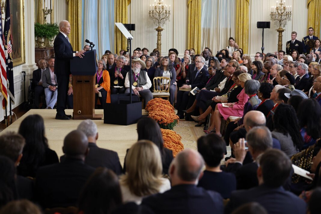 Joe Biden applaudi lors de la remise de la Médaille nationale des arts pour sa promotion d'une présidente femme 