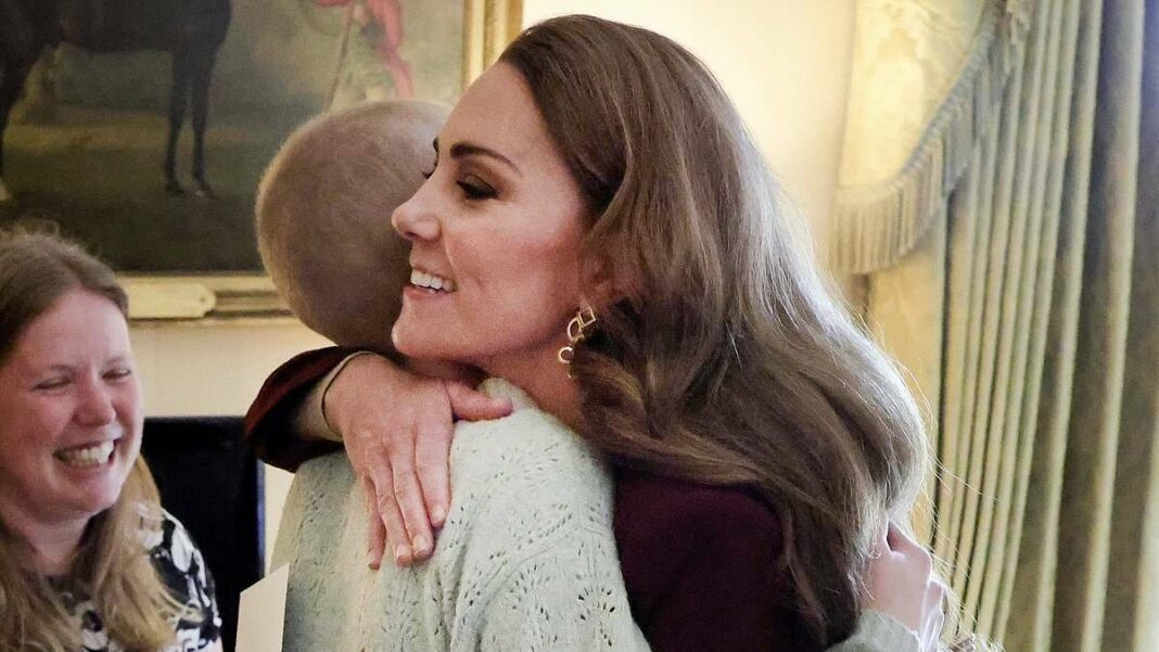 Un geste de réconfort : Kate Middleton serre dans ses bras un jeune photographe luttant contre le cancer au château de Windsor lors de ses fiançailles émouvantes.