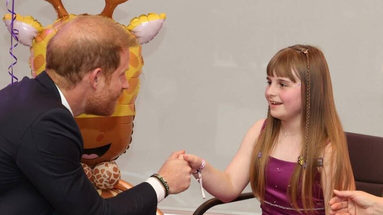 Le Prince Harry honoré par une jeune fille lors des WellChild Awards pour lui apporter du réconfort en période de solitude.