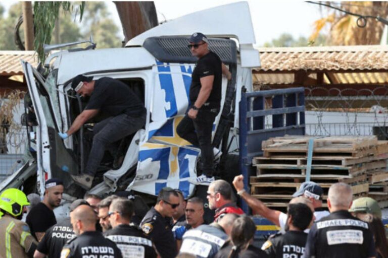 Un véhicule percute un abribus en Israël lors de la journée de la mémoire du massacre du 7 octobre.