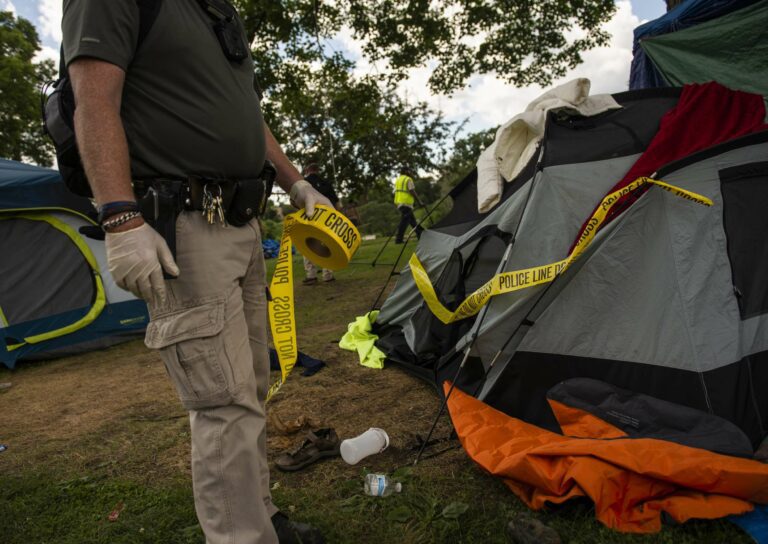 Tragédie à Minneapolis : trois vies perdues dans une fusillade au campement de sans-abri