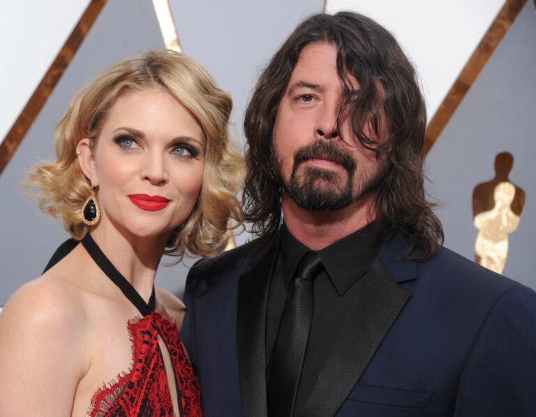 Dave Grohl Faces Divorce Settlement in 'Hundreds of Millions': Infidelity Costs Dave Grohl fait face à un règlement de divorce de "centaines de millions" : coûts de l'infidélité