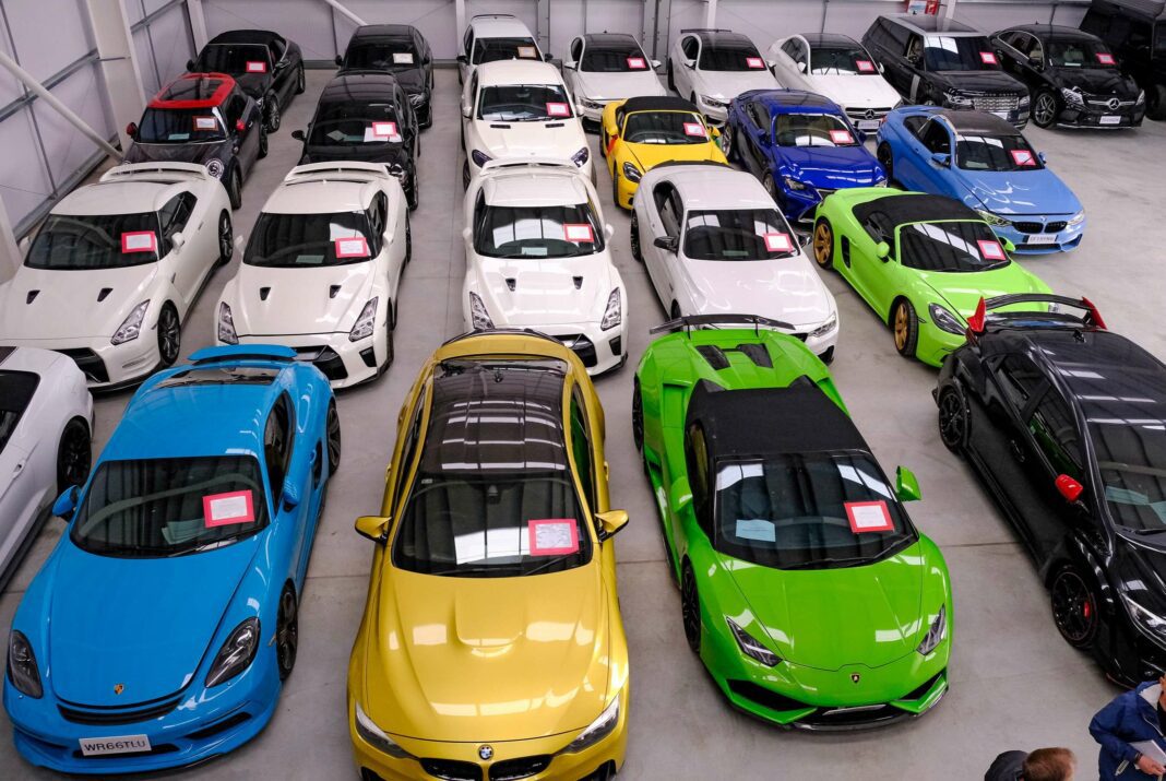 Supercar Smuggling Ring Busted: £6.5M Stolen Sports Cars Seized by Cops Réseau de contrebande de supercars démantelé : 6,5 millions £ de voitures volées saisies par la police