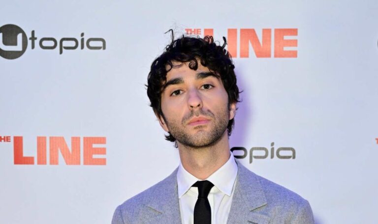 Alex Wolff parle de son dernier film, de son projet de réalisation 'If She Burns' et de son rôle de Leonard Cohen dans 'So Long, Marianne'