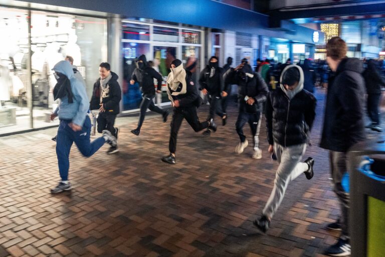 Foule antisémite à Amsterdam : un moment tragique pour les supporters de football israéliens lors d'une attaque de pogrom