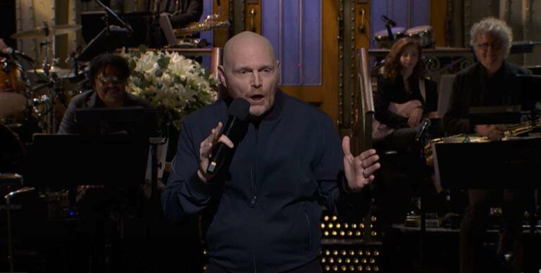 Bill Burr évoque avec humour la nécessité pour les femmes candidates à la présidence de "se vendre un peu" dans son monologue après les élections sur 'SNL'