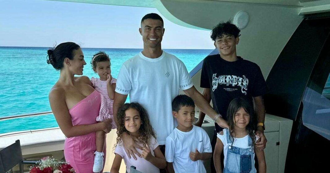 Cristiano Ronaldo célèbre le 7e anniversaire de sa fille Alana avec un tendre message : découvrez la photo émouvante.