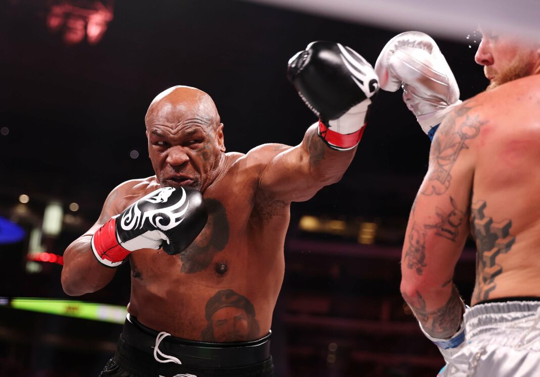 Les raisons surprenantes pour lesquelles Mike Tyson mord ses gants lors des combats : une habitude fascinante du boxeur.