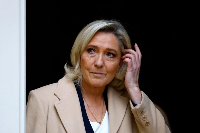 Marine Le Pen avertit d'un possible renversement du gouvernement français