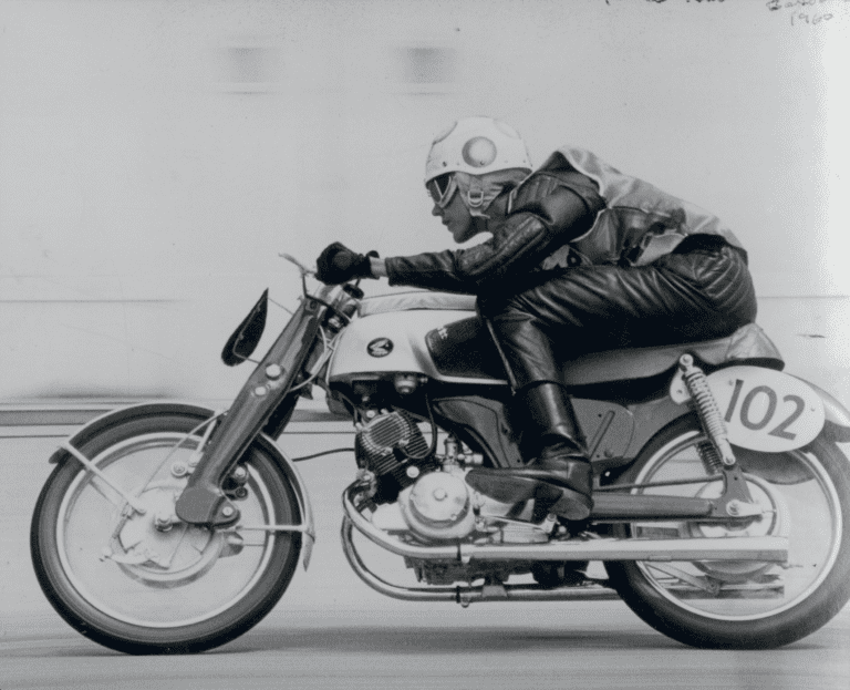 Décès de Mary McGee, icône des sports mécaniques et protagoniste du documentaire 'Motorcycle Mary', à l'âge de 87 ans.