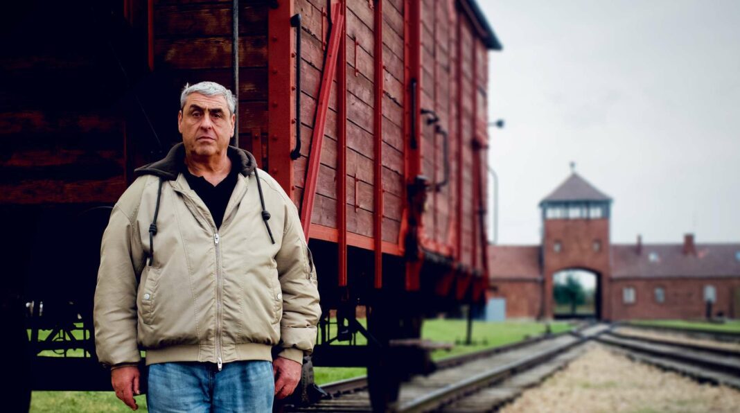 Le réalisateur de « Le Tatoueur d'Auschwitz » présente le documentaire « Le Fils du Tatoueur : Voyage à Auschwitz » sur Sky History.