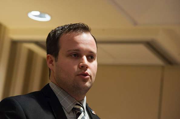 Josh Duggar apparaît en prison avec une nouvelle moustache après deux ans d'absence.