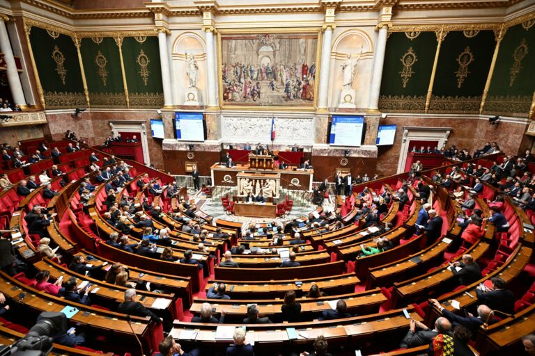 Titre : La chute du gouvernement français suite à un vote de défiance : un coup dur pour Macron, le leader controversé.