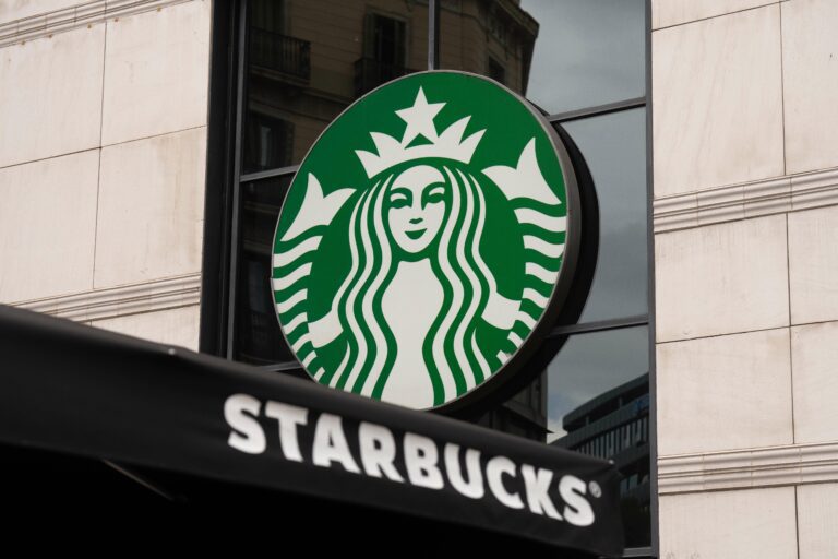 Starbucks modifie son programme de fidélité : une décision qui suscite des avis partagés parmi les clients.