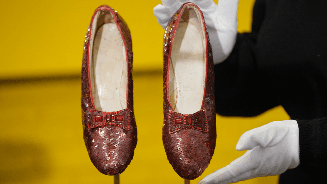 Les célèbres souliers rubis de Dorothy atteignent un prix record de 28 millions de dollars aux enchères