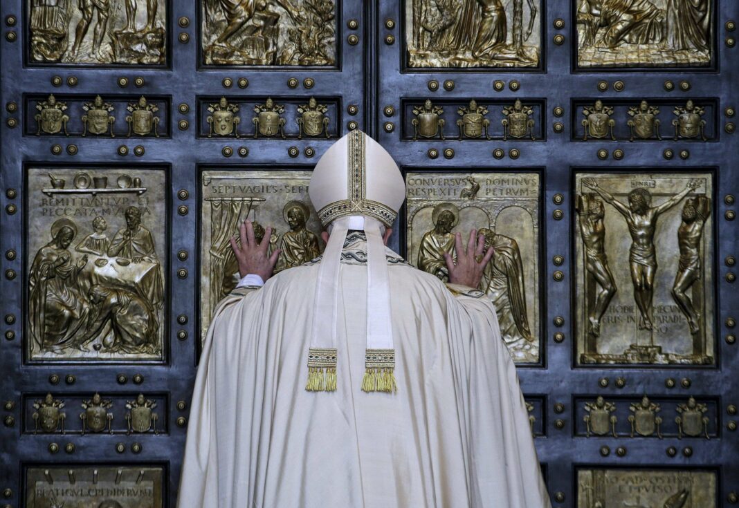 Le mystère de la Sainte Porte au Vatican : Lien entre le cadeau suisse, la République de Weimar et les communistes