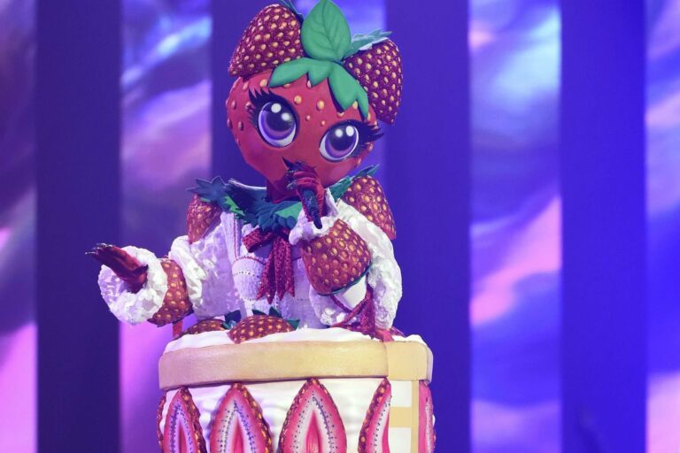 « The Masked Singer » dévoile qui se cache derrière le costume de Strawberry Shortcake : découvrez la star révélée.