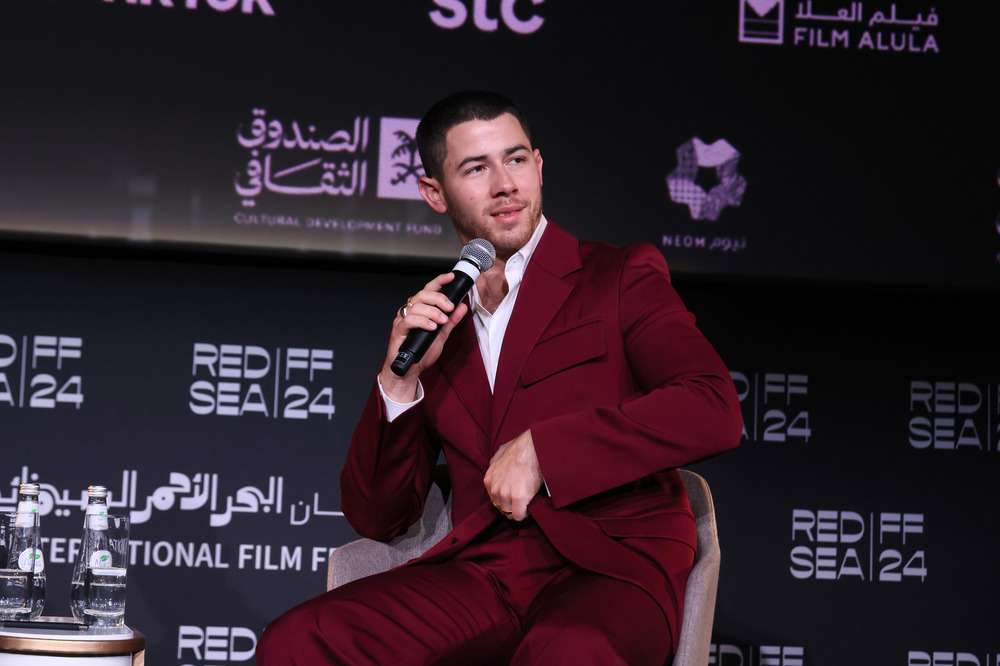 Nick Jonas évoque son interprétation libre dans 'Power Ballad' de John Carney et l'impact durable de son parcours chez Disney.