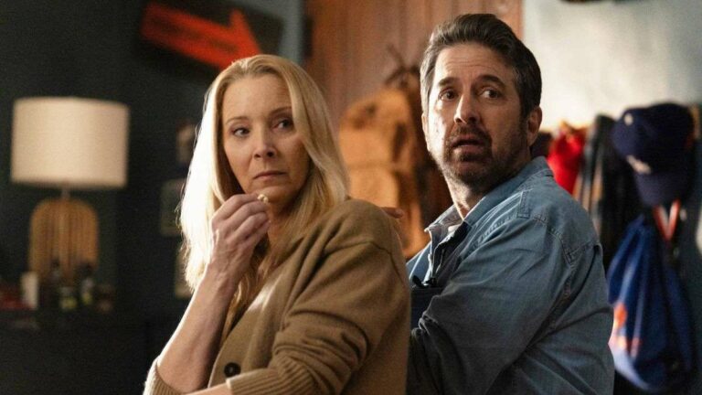 Nouvelle comédie noire sur Netflix avec Lisa Kudrow et Ray Romano : des critiques mitigées à découvrir