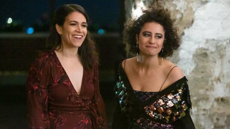 Ilana Glazer révèle que 'Broad City' avait initialement prévu sept saisons avant de décider de mettre fin à la série.