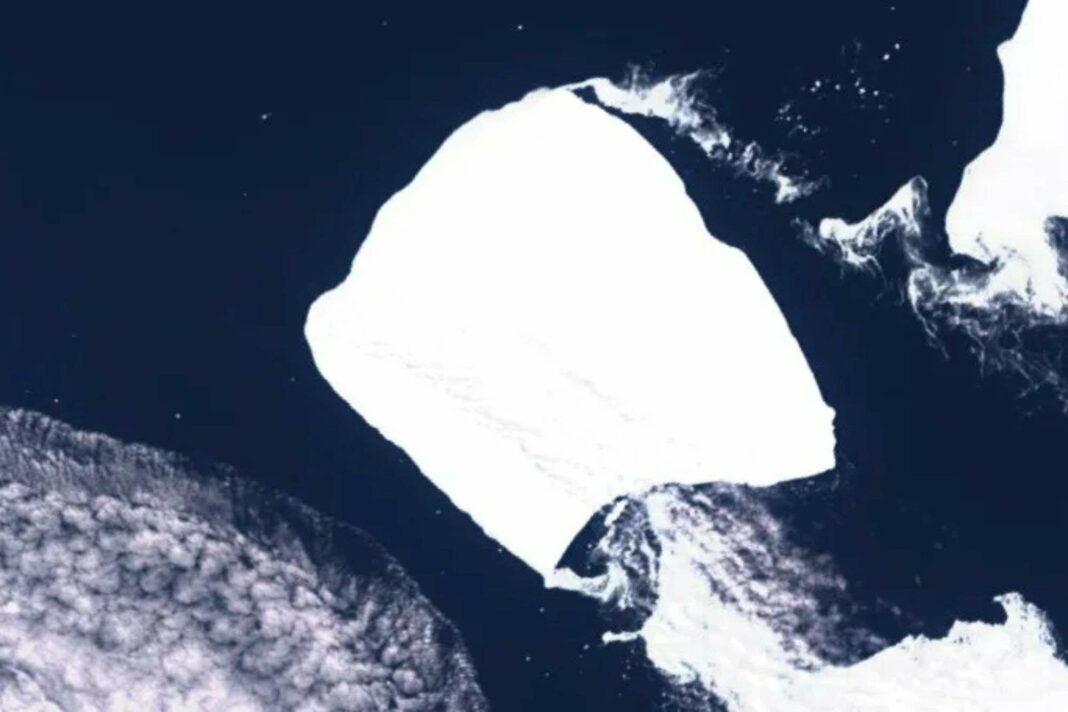 Un immense iceberg, deux fois plus grand que Londres, se détache après 30 ans et file vers une île britannique